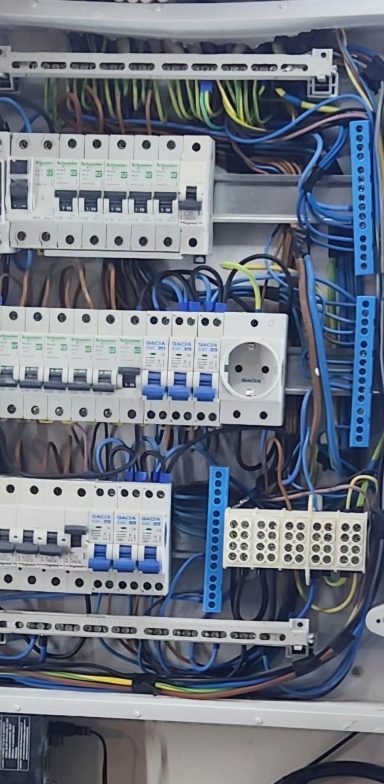 Professionelle Elektroinstallation – Schaltkasten mit präziser Verkabelung durch K+E Elektro.
